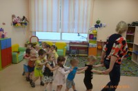 Малыши первой младшей группы «Золотой ключик» делают зарядку