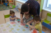 Продуктивная деятельность (рисование) на тему: «Полезные продукты» Группа «Золотой ключик» (первая младшая)